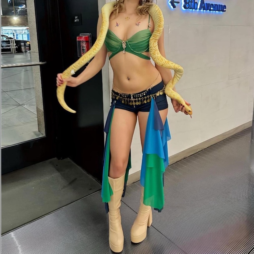 Britney Spears "Slave 4 U" costume - Picture 2 of 3